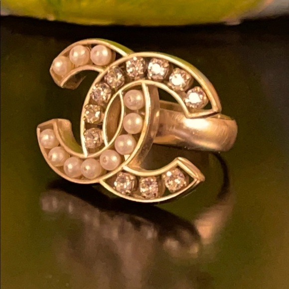 WOW POSHMARK - AUTHENTIC CHANEL Golden Festival & Concert Glamour Pearl Ring - Picture 2 of 16